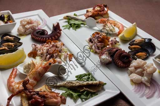 Antipasto misto di mare del Ristorante La Rocchetta, composto da una selezione di frutti di mare freschi.