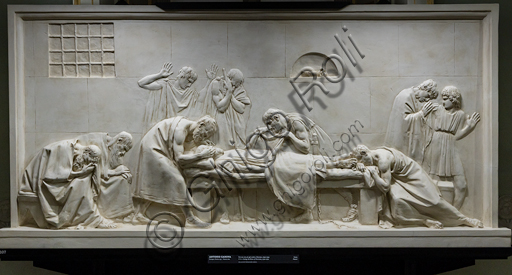 Scultura in gesso Critone chiude gli occhi di Socrate di Antonio Canova, dettaglio del lutto