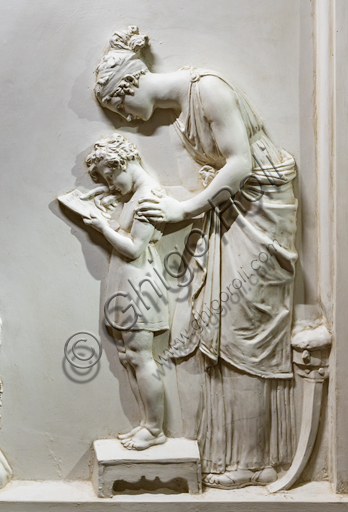Dettaglio del bassorilievo in gesso Insegnare agli ignoranti di Antonio Canova, 1795, opera d'arte neoclassica