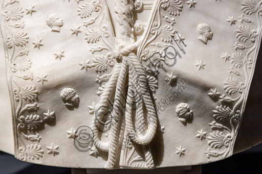 Dettaglio della mozzetta nella scultura in marmo di Papa Pio VII di Antonio Canova