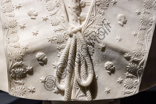 Dettaglio della mozzetta nella scultura in marmo di Papa Pio VII di Antonio Canova