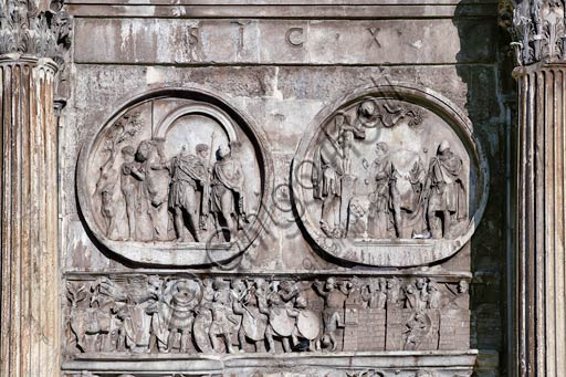 Dettaglio dei bassorilievi del lato sud dell'Arco di Costantino nel Foro Romano: medaglioni adrianei e fregio costantiniano