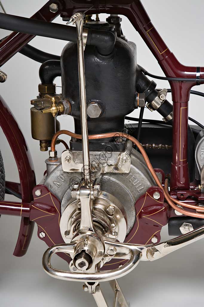 Foto della moto d'epoca Auto-Fauteuil, primo scooter del 1908 con sedile a poltrona, motore monocilindrico raffreddato ad acqua.