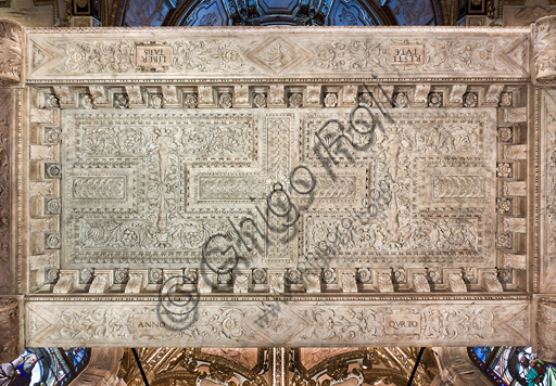 Dettaglio scultoreo della faccia inferiore del baldacchino in marmo, Cappella di San Giovanni Battista, Duomo di Genova