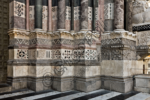 Dettaglio dei basamenti del portale destro, facciata ovest del Duomo di San Lorenzo a Genova, Liguria, Italia