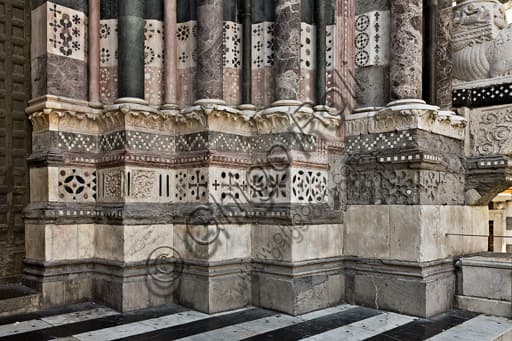 Dettaglio dei basamenti del portale destro, facciata ovest del Duomo di San Lorenzo a Genova, Liguria, Italia
