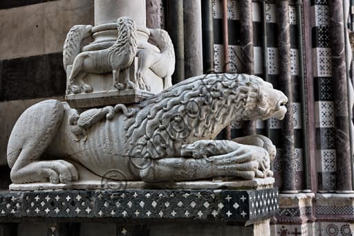 Base di colonna con leoni stilofori, facciata Duomo di Genova, scultura bottega Benedetto Antelami 1200