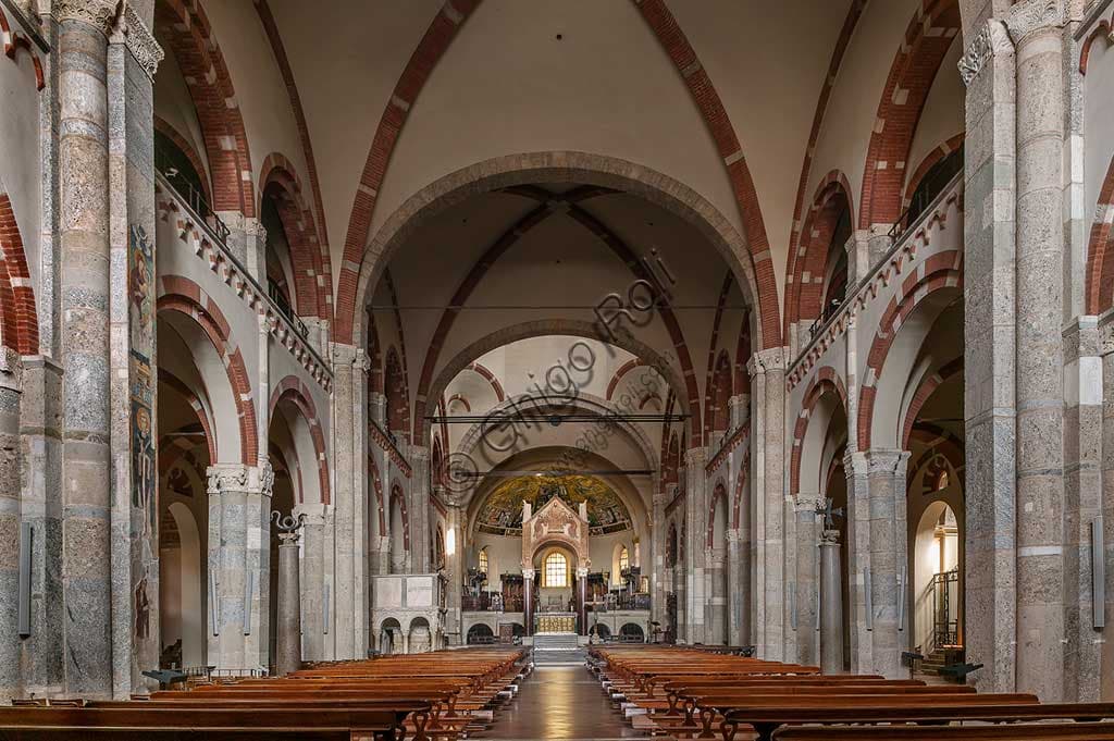 Veduta interna della navata centrale della Basilica di Sant'Ambrogio a Milano, esempio di architettura romanica