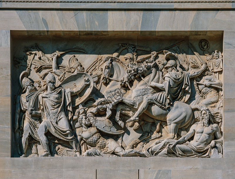 Bassorilievo scultura La battaglia di Kulm di Claudio Monti, dettaglio nord Arco della Pace Milano