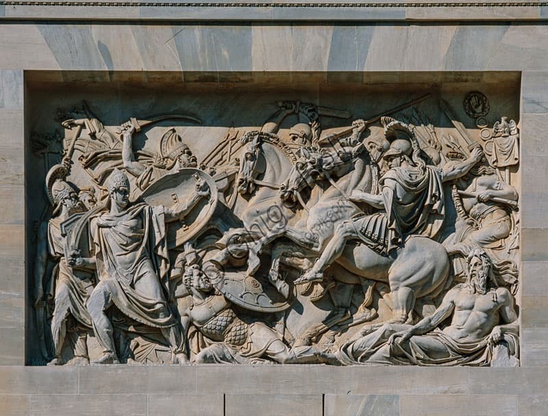 Bassorilievo scultura La battaglia di Kulm di Claudio Monti, dettaglio nord Arco della Pace Milano