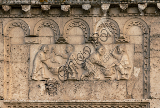 Bassorilievo romanico Cristo lava i piedi a San Pietro, facciata Chiesa San Pietro Spoleto