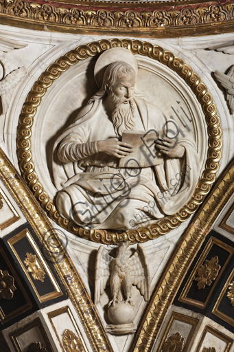Bassorilievo marmoreo di San Giovanni Evangelista, peduccio della cupola, Duomo di Genova, opera di Giovanni D'Aria