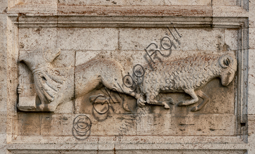 Dettaglio del bassorilievo romanico con la favola del lupo studente e dell'ariete, Chiesa di San Pietro Spoleto