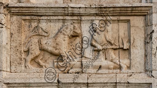 Dettaglio bassorilievo romanico XII secolo: uomo che si difende da un leone, Chiesa di San Pietro Spoleto