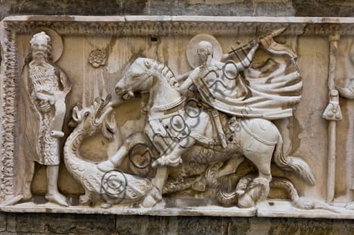 Bassorilievo scultura San Giorgio drago fianco sud Duomo Cattedrale di San Lorenzo Genova