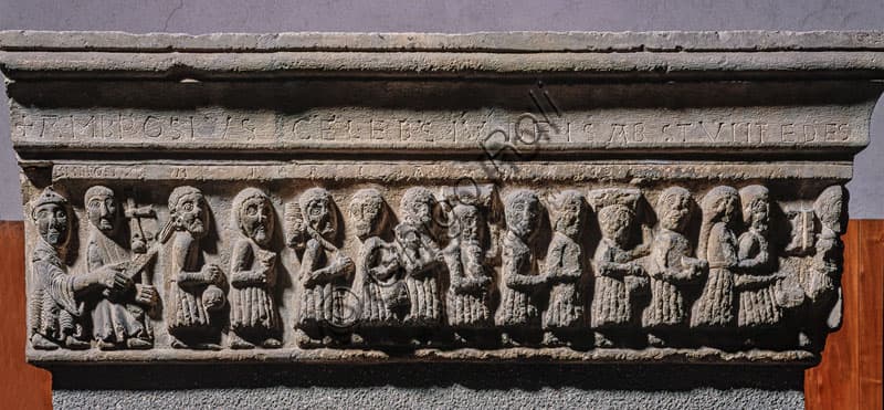 Bassorilievo medievale Sant'Ambrogio scaccia gli Ariani, Castello Sforzesco Milano, opera di Anselmo e Girardo da Milano 1171
