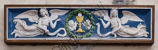 Dettaglio del bassorilievo policromo Due Angeli adoranti il Calice Eucaristico di Andrea della Robbia nella Basilica di Santa Croce, Firenze