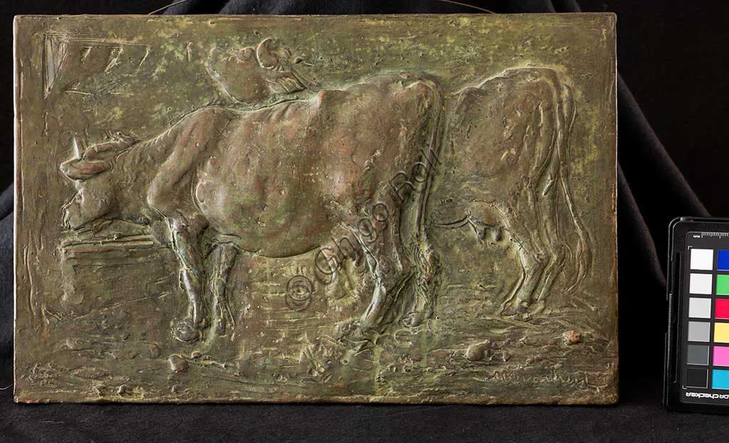 Bassorilievo in terracotta Le Mucche dell'artista italiano Marino Quartieri, dettaglio della scultura