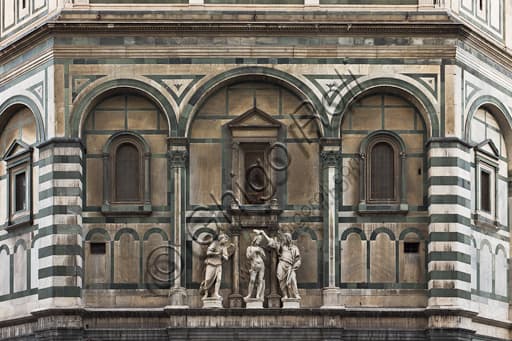 Facciata est del Battistero di San Giovanni a Firenze: particolare del Battesimo di Cristo in marmo bianco e verde di Carrara e Prato, opera di Andrea Sansovino.