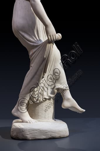 Dettaglio gambe scultura Giovane Danzatrice marmo Bertel Thorvaldsen
