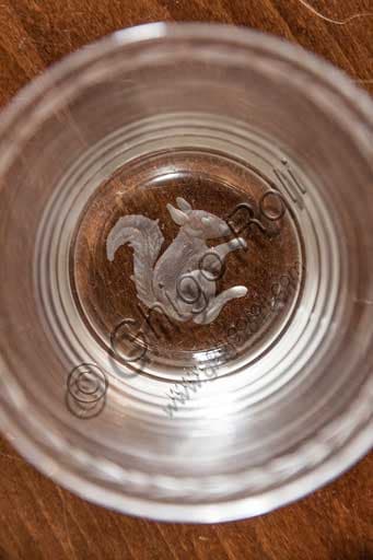 Bicchiere in vetro trasparente di Moleria Locchi Firenze con incisione artistica di uno scoiattolo sul fondo, particolare dell'artigianato toscano