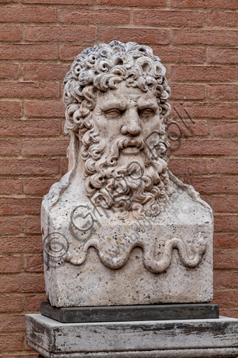 Busto in marmo di Esculapio, dio della medicina, nel Labirinto della Masone a Fontanellato