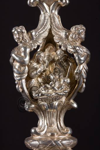Dettaglio della scena della Natività sul nodo del Calice dei Padri del Comune, argento sbalzato e dorato, Museo del Tesoro della Cattedrale di San Lorenzo, Genova.