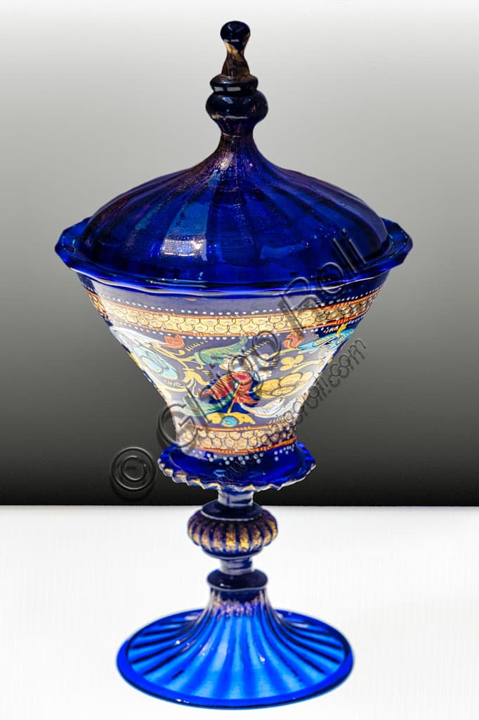 Calice veneziano rinascimentale in vetro azzurro decorato con oro e smalti - Pinacoteca Tosio Martinengo, Brescia