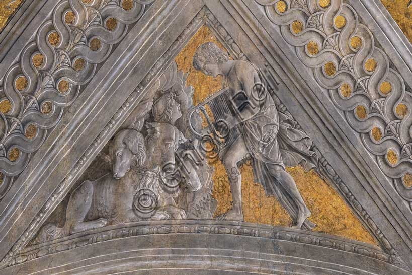 Dettaglio della volta della Camera degli Sposi di Mantegna a Mantova: Orfeo incanta le forze della natura, finto bassorilievo