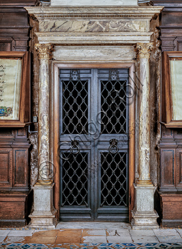 Cancellata in bronzo di Toniolo, porta d'ingresso della Libreria Piccolomini nel Duomo di Siena