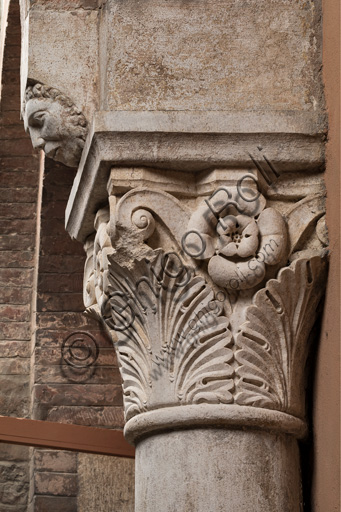 Capitello corinzio con volto scolpito nella Torre Ghirlandina di Modena, opera dei Maestri Campionesi