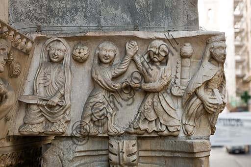 Scultura romanica del capitello con Dalila e due danzatrici, Duomo di Genova, portale di San Gottardo.