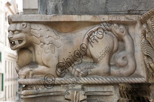 Capitello romanico con draghi bicorpi, portale San Gottardo, Duomo di Genova