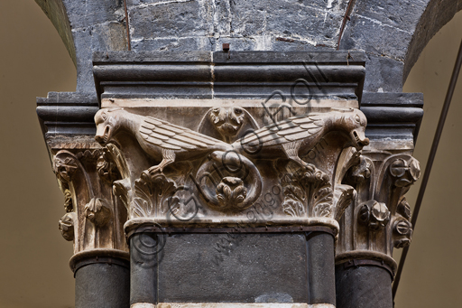 Capitello scultoreo con draghi dalle code intrecciate, navata centrale del Duomo di Genova, opera campionese del 1312