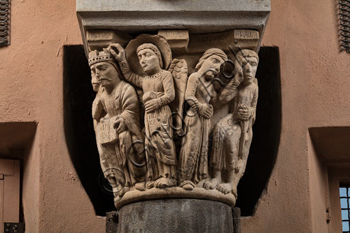 Dettaglio scultura romanica del giudice giusto incoronato dall'angelo, Torre Ghirlandina Modena