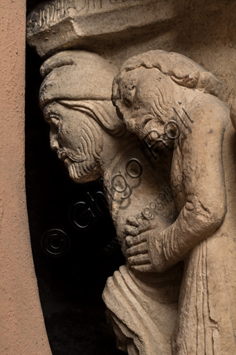 Dettaglio scultura capitello dei giudici, Torre Ghirlandina Modena: giudice corrotto da uomo con borsa