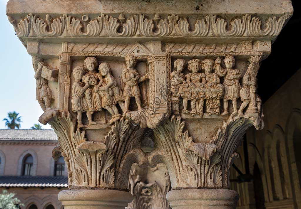 Capitello scultoreo romanico con scena biblica di Sansone catturato e accecato, chiostro del Duomo di Monreale a Palermo