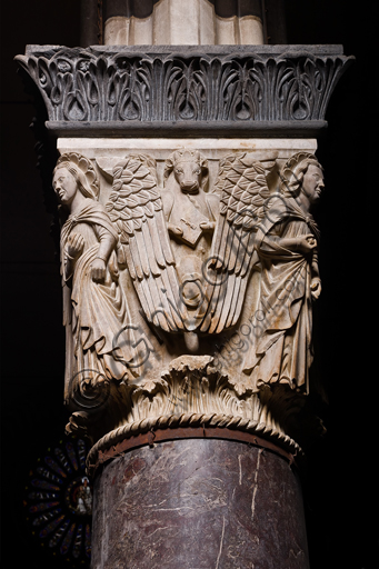 Capitello scultoreo con simbolo di San Luca (toro), navata centrale Duomo di Genova, opera del Maestro degli Angeli (1307)