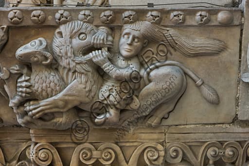Dettaglio scultoreo del capitello con Sansone che smascella il leone, portale San Gottardo, Duomo di Genova
