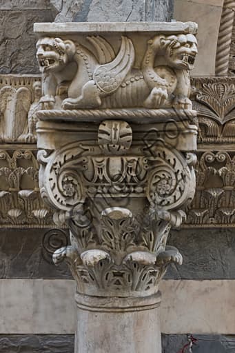 Dettaglio scultoreo capitello sinistro protiro portale San Gottardo Duomo di Genova con aquile e draghi