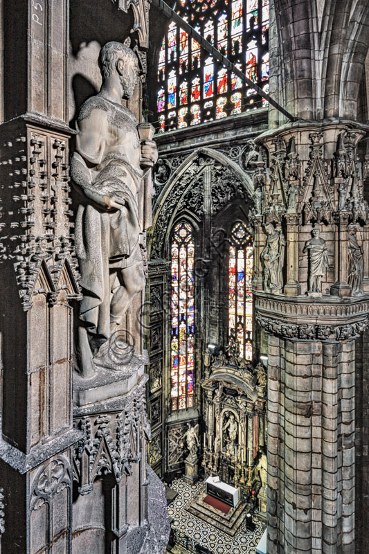 Capitello scolpito con statua sul pilastro del transetto sinistro del Duomo di Milano