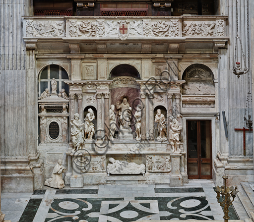 Veduta interna della Cappella Cybo nel Duomo di Genova con le statue di Della Porta e Da Corte