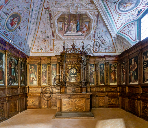 Interno della Cappella delle Reliquie nel Duomo di Spoleto con l'altare e gli armadi in legno di Giovanni Andrea di Ser Moscato
