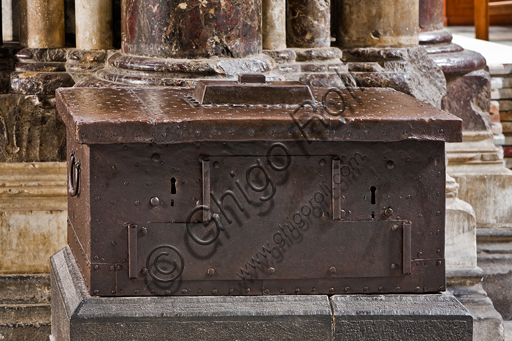 Antica cassaforte medievale nell'endonartece del Duomo di San Lorenzo a Genova, Liguria