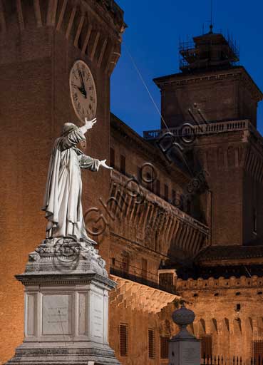Ferrara, veduta notturna del Castello Estense con la statua di Girolamo Savonarola in primo piano