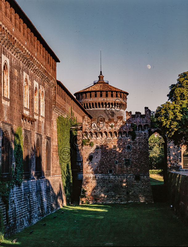 Veduta della torre sud-ovest del Castello Sforzesco a Milano, architettura rinascimentale e fortificazioni