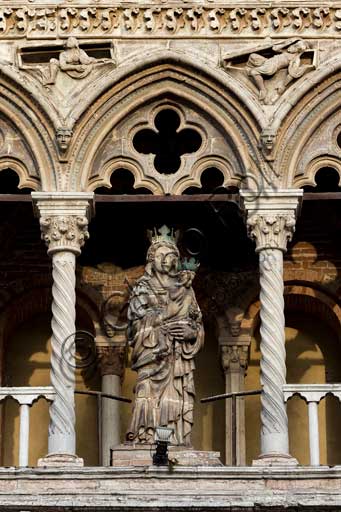 Dettaglio della loggetta a bifore con Madonna col Bambino in terracotta, Cattedrale di San Giorgio, Ferrara