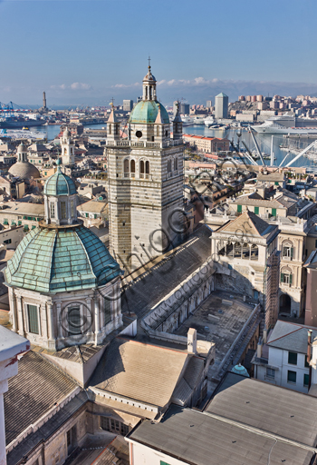 Architettura della Cattedrale di San Lorenzo a Genova: vista della cupola e del campanile