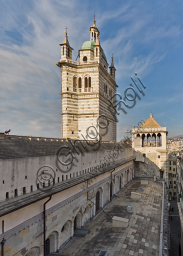 Veduta laterale della Cattedrale di San Lorenzo (Duomo) a Genova, con il campanile sullo sfondo. Architettura romanico-gotica.