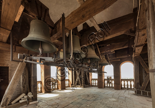Veduta interna della cella campanaria della Torre Ghirlandina di Modena, con le campane e le aperture bifore romaniche